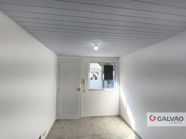 Casa 2 quartos e 1 banheiro, para alugar, no bairro Barreirinha em Curitiba