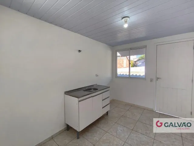 Casa 2 quartos e 1 banheiro, para alugar, no bairro Barreirinha em Curitiba