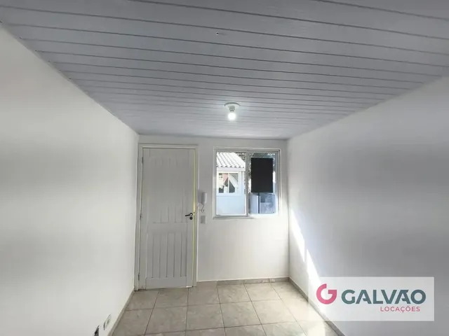 Casa 2 quartos e 1 banheiro, para alugar, no bairro Barreirinha em Curitiba