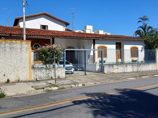 Casa com 435m² 4 quartos e 3 banheiros, à venda ou para alugar, no bairro Centro em Pindamonhangaba