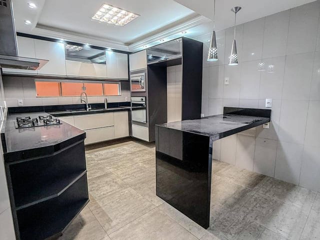 Casa 4 quartos e 3 banheiros, à venda, no bairro Lagoa em Macaé