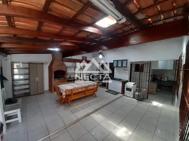 Casa com 180m² 3 quartos e 2 banheiros, para alugar, no bairro Parque Balneário Poiares em Caraguatatuba