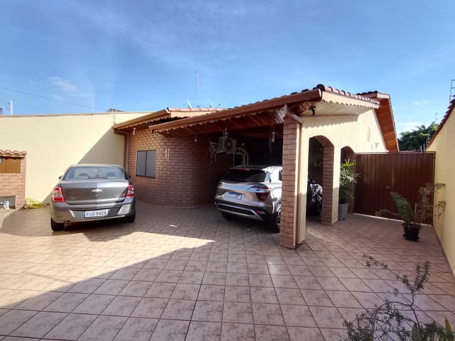 Casa com 300m² 3 quartos e 3 banheiros, à venda, no bairro Jardim Gurilândia em Taubaté