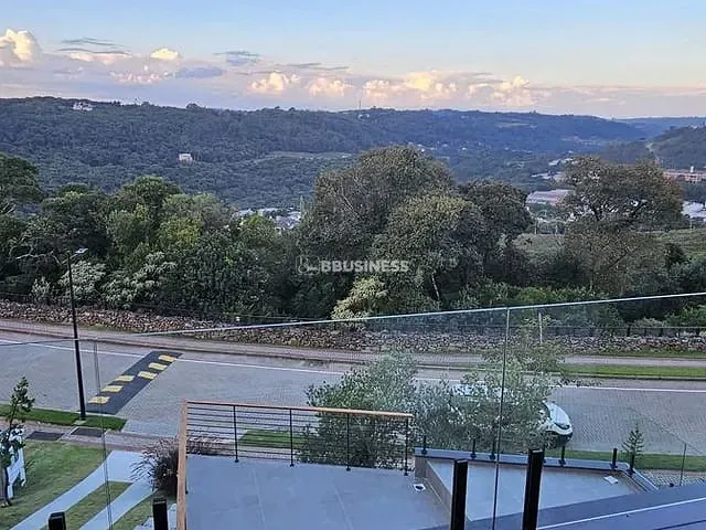 Casa 3 quartos e 4 banheiros, à venda, no bairro Nossa Senhora da Saúde em Caxias do Sul