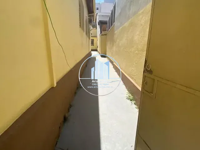 Casa com 330m² 4 quartos e 3 banheiros, à venda, no bairro Centro em Pouso Alegre