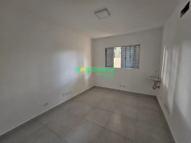 Casa com 300m² 6 quartos e 3 banheiros, para alugar, no bairro Vila Betânia em São José dos Campos