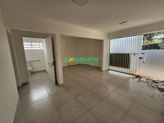 Casa com 300m² 6 quartos e 3 banheiros, para alugar, no bairro Vila Betânia em São José dos Campos