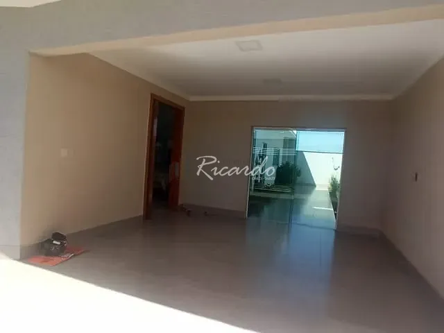 Casa com 242m² 4 quartos e 3 banheiros, à venda, no bairro Jardim Paraná em Arapongas