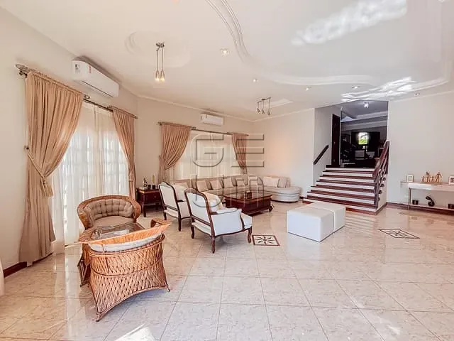 Casa com 420m² 3 quartos e 4 banheiros, à venda ou para alugar, no bairro Terras de Santana em Londrina