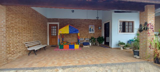 Casa com 300m² 3 quartos e 4 banheiros, à venda, no bairro Jardim Rosely em Pindamonhangaba