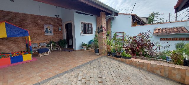 Casa com 300m² 3 quartos e 4 banheiros, à venda, no bairro Jardim Rosely em Pindamonhangaba
