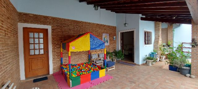 Casa com 300m² 3 quartos e 4 banheiros, à venda, no bairro Jardim Rosely em Pindamonhangaba