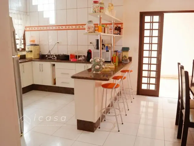 Casa com 235m² 4 quartos e 3 banheiros, à venda, no bairro Vila Menino Jesus em Caçapava