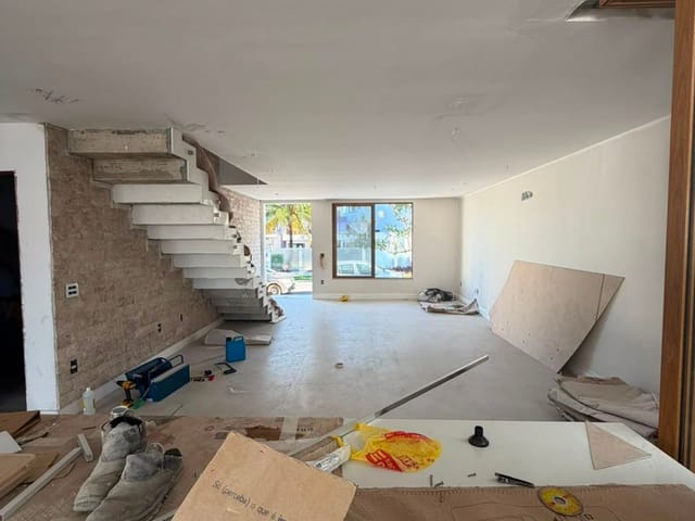 Casa com 300m² 3 quartos e 5 banheiros, à venda, no bairro Vale dos Cristais em Macaé