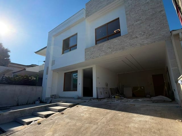 Casa com 300m² 3 quartos e 5 banheiros, à venda, no bairro Vale dos Cristais em Macaé