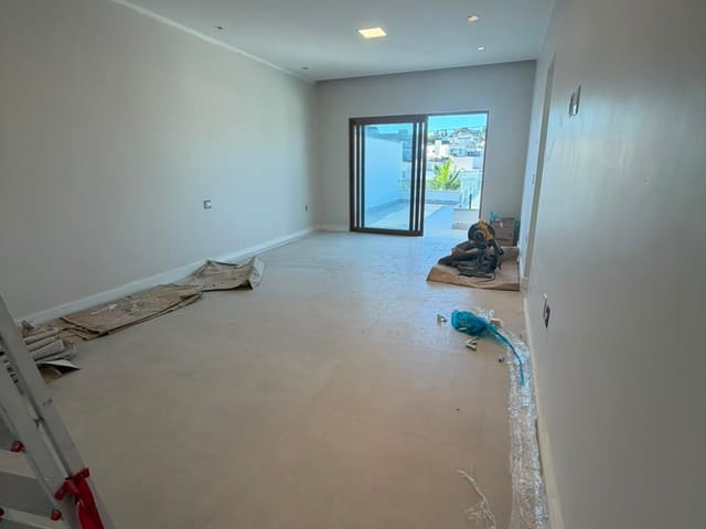 Casa com 300m² 3 quartos e 5 banheiros, à venda, no bairro Vale dos Cristais em Macaé