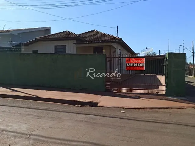 Casa com 432m² 3 quartos e 1 banheiro, à venda, no bairro Centro em Arapongas