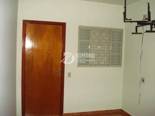 Casa com 168m² 3 quartos e 2 banheiros, para alugar, no bairro São Sebastião em Uberaba