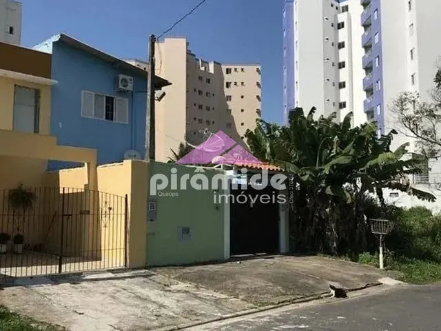 Casa com 90m² 2 quartos e 2 banheiros, à venda, no bairro Aruan em Caraguatatuba