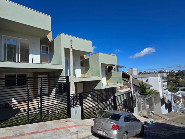 Casa 3 quartos e 3 banheiros, à venda, no bairro Nossa Senhora da Saúde em Caxias do Sul