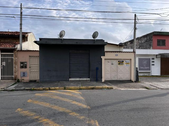 Casa com 300m² 3 quartos e 2 banheiros, à venda, no bairro Parque São Benedito em Pindamonhangaba