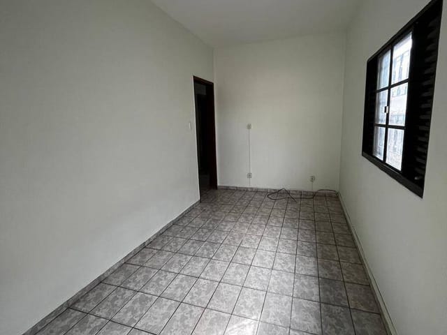Casa com 300m² 3 quartos e 2 banheiros, à venda, no bairro Parque São Benedito em Pindamonhangaba
