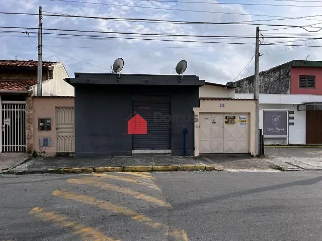 Casa com 300m² 3 quartos e 2 banheiros, à venda, no bairro Parque São Benedito em Pindamonhangaba