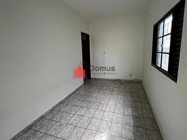 Casa com 300m² 3 quartos e 2 banheiros, à venda, no bairro Parque São Benedito em Pindamonhangaba
