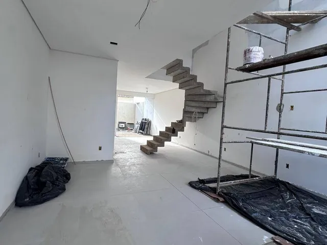 Casa 3 quartos e 3 banheiros, à venda, no bairro Jardim Vitória em Macaé