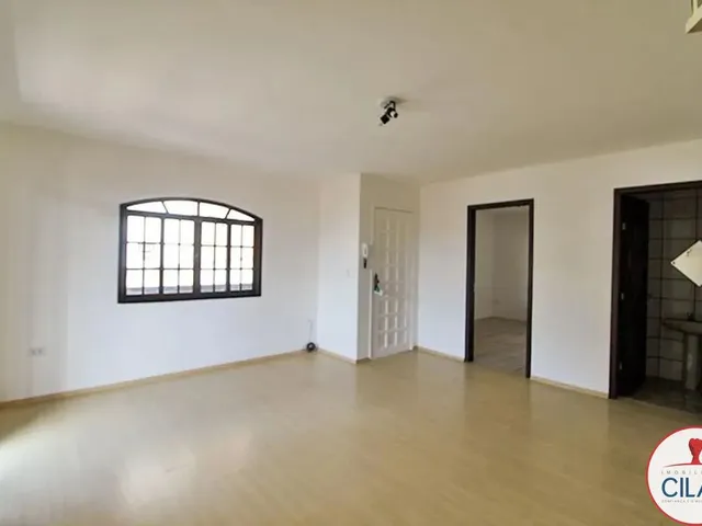 Casa 3 quartos e 3 banheiros, para alugar, no bairro Santa Cândida em Curitiba