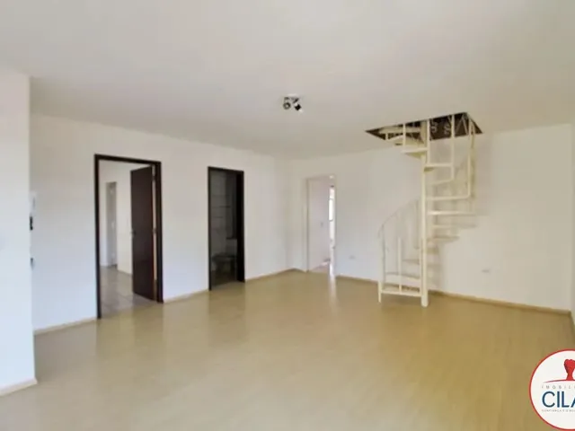 Casa 3 quartos e 3 banheiros, para alugar, no bairro Santa Cândida em Curitiba