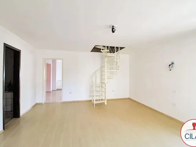 Casa 3 quartos e 3 banheiros, para alugar, no bairro Santa Cândida em Curitiba