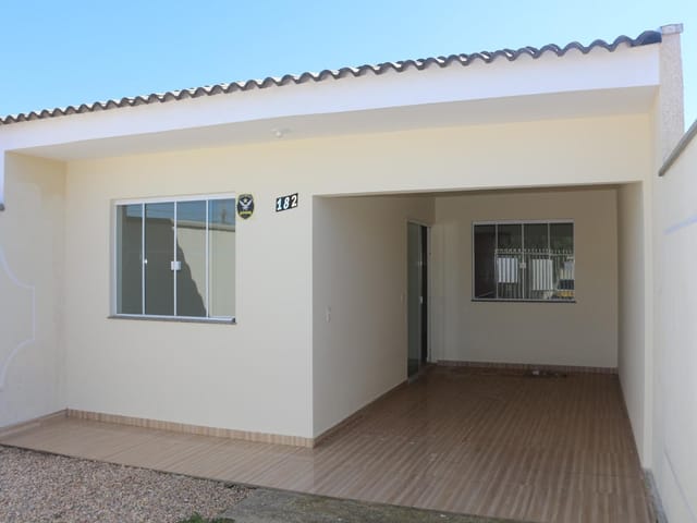Locação - Casa com 3 quartos (sendo 1 suíte), 2 banheiros, Garagem coberta, 160 m², Cará-Cará.