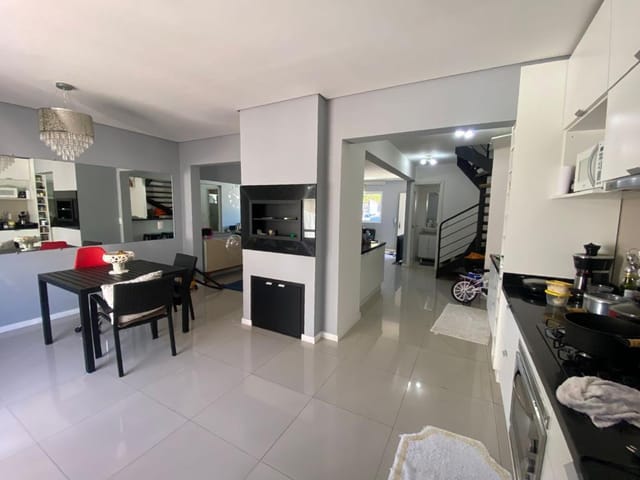 Casa 3 quartos e 2 banheiros, à venda, no bairro Areal em Pelotas