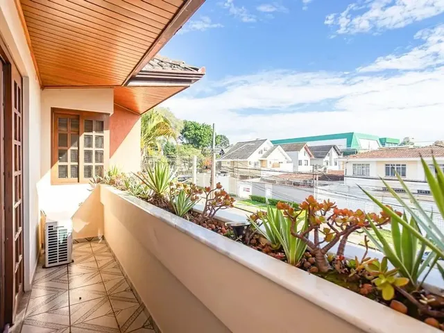 Casa com 330m² 3 quartos e 4 banheiros, para alugar, no bairro Parolin em Curitiba