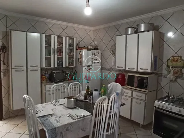 Casa com 376m² 4 quartos e 4 banheiros, à venda, no bairro Vila Brasil em Londrina