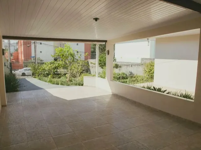Casa com 488m² 3 quartos e 4 banheiros, para alugar, no bairro Bacacheri em Curitiba