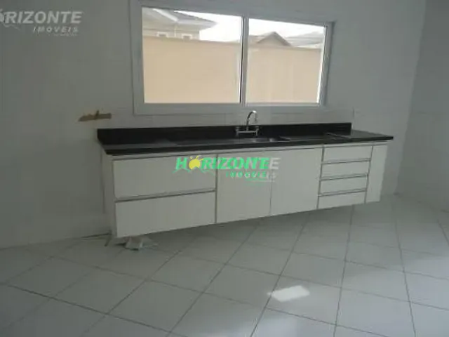 Casa com 282m² 4 quartos e 3 banheiros, para alugar, no bairro Urbanova em São José dos Campos