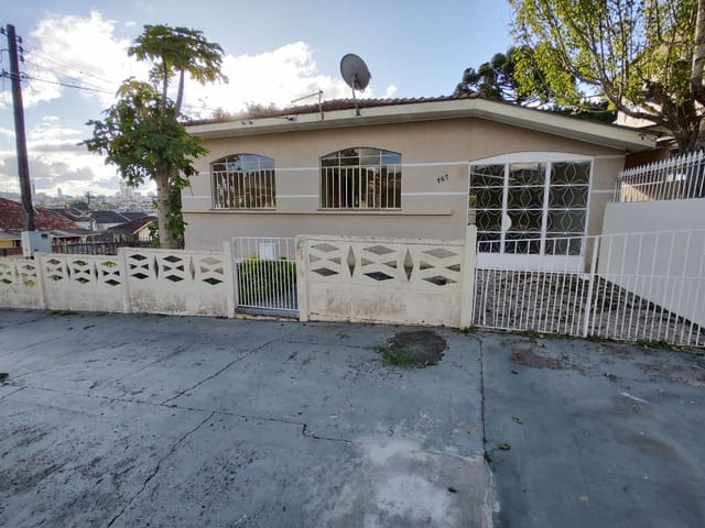 Locação - Casa com 3 quartos, 1 vaga de garagem, Quintal Amplo, 110 m², Uvaranas.