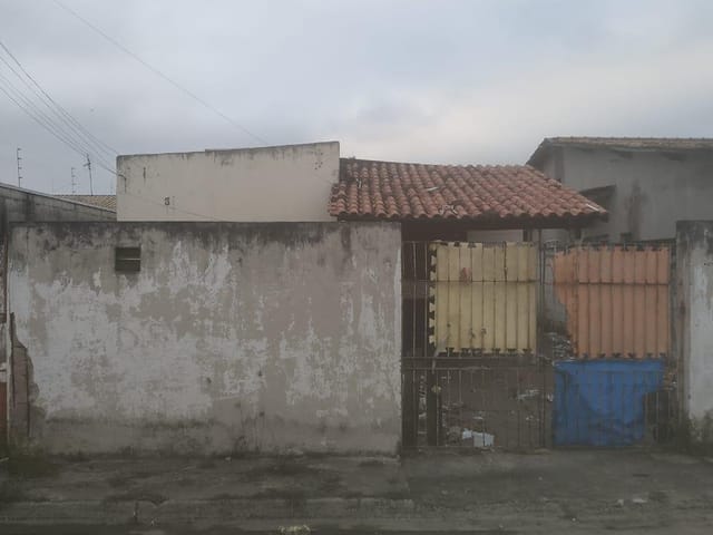 Casa com 250m² 2 quartos e 1 banheiro, à venda, no bairro Conjunto Residencial Araretama em Pindamonhangaba