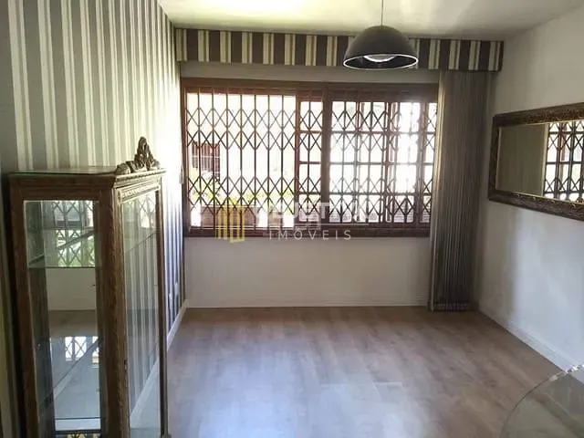 Casa 3 quartos e 2 banheiros, à venda, no bairro Medianeira em Porto Alegre