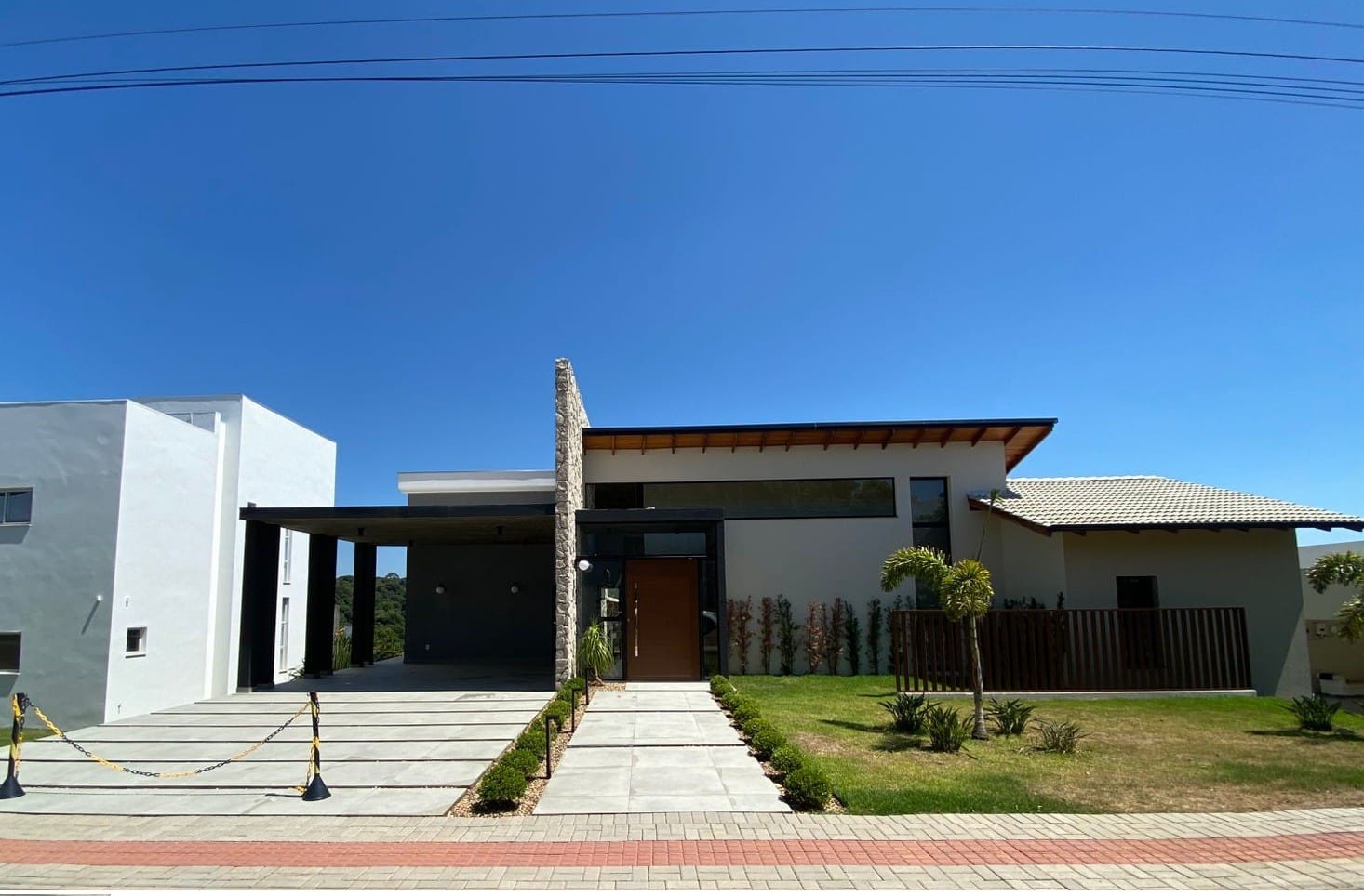 Casa à venda com 3 dormitórios, 1 banheiro, 2 vagas de garagens e 220m² de área privativa no bairro Espelho das Aguas