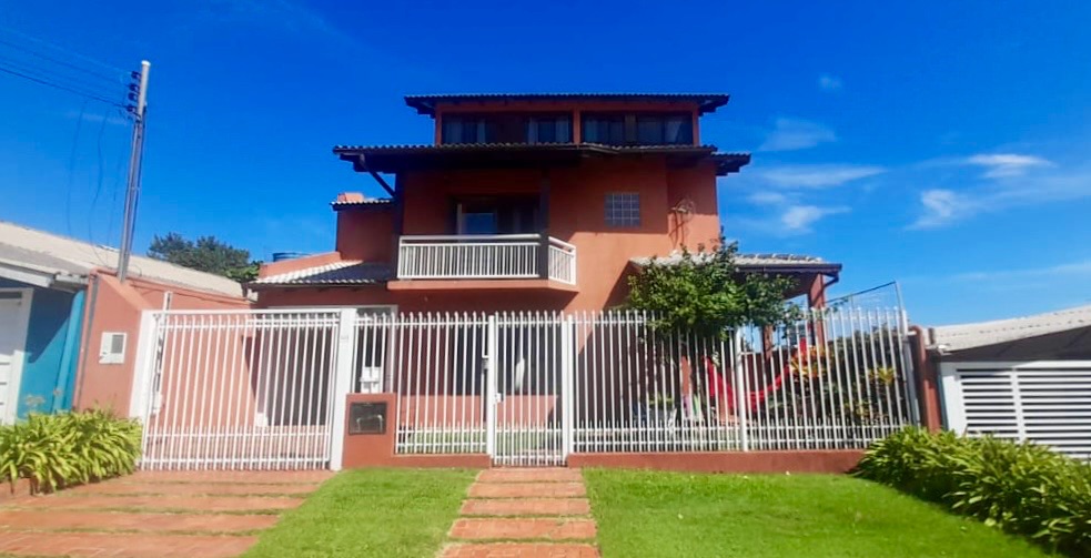 Casa para alugar com 4 dormitórios, 1 banheiro, 2 vagas de garagens e 250m² de área privativa no bairro Bela Vista