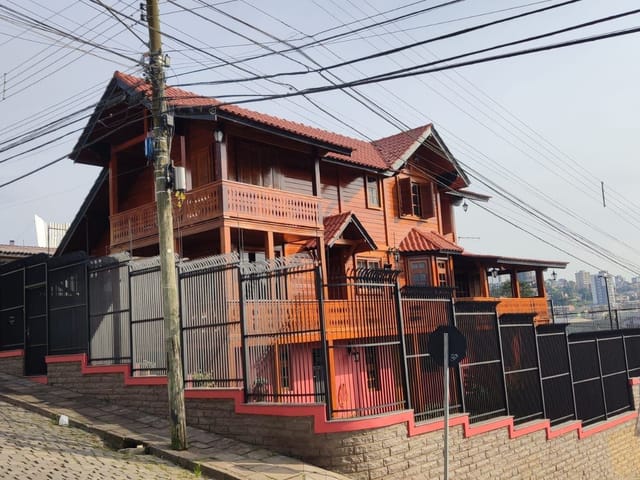 Casa 4 quartos e 5 banheiros, à venda, no bairro Salgado Filho em Caxias do Sul