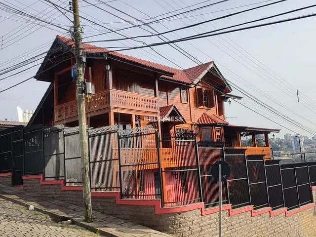 Casa 4 quartos e 5 banheiros, à venda, no bairro Salgado Filho em Caxias do Sul