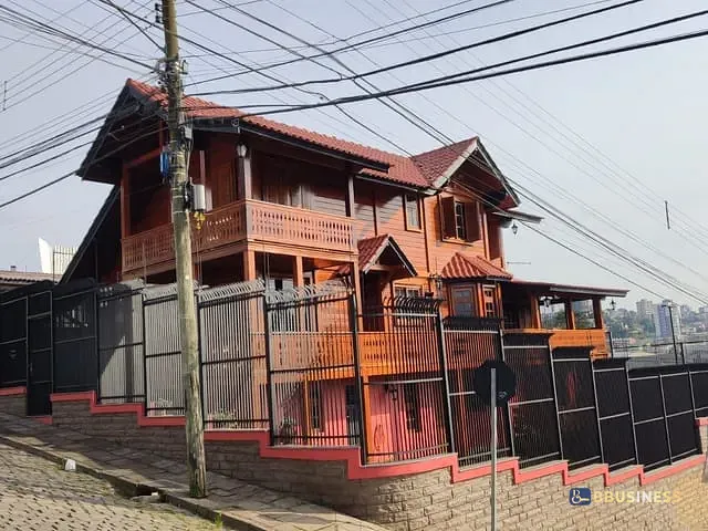 Casa 4 quartos e 5 banheiros, à venda, no bairro Salgado Filho em Caxias do Sul