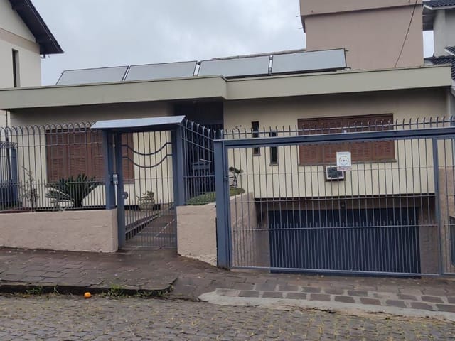 Casa 4 quartos e 3 banheiros, à venda, no bairro Petrópolis em Caxias do Sul