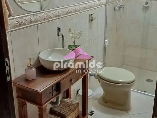 Casa com 250m² 2 quartos e 2 banheiros, à venda, no bairro Jardim Castanheira em São José Dos Campos