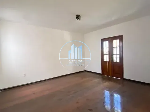 Casa com 205m² 4 quartos e 3 banheiros, à venda, no bairro Centro em Pouso Alegre
