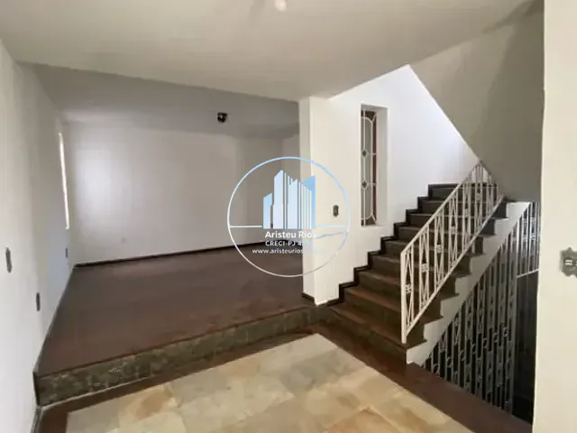 Casa com 205m² 4 quartos e 3 banheiros, à venda, no bairro Centro em Pouso Alegre